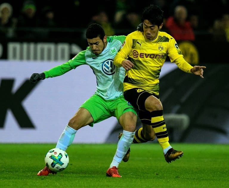 Dortmund's midfielder Shinji Kagawa and Wolfsburg's defender William fight for the ball on January 14, 2018