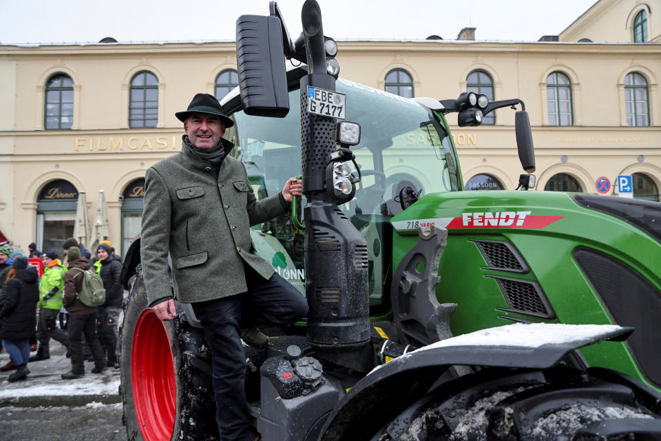 Look at me - Bayerns Vize-Regierungschef Hubert Aiwanger bei einer Demo von Bauern gegen die Regierung Anfang Januar in München (Bild: REUTERS/Leo Simon)