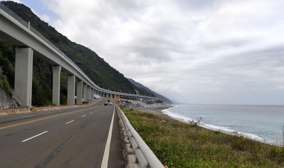 環島鐵路鐵路電氣化最後一哩路台東段，其中多良段2.7公里改道，沿著海邊架設高架鐵道，宛如海上巨龍。（中央社）