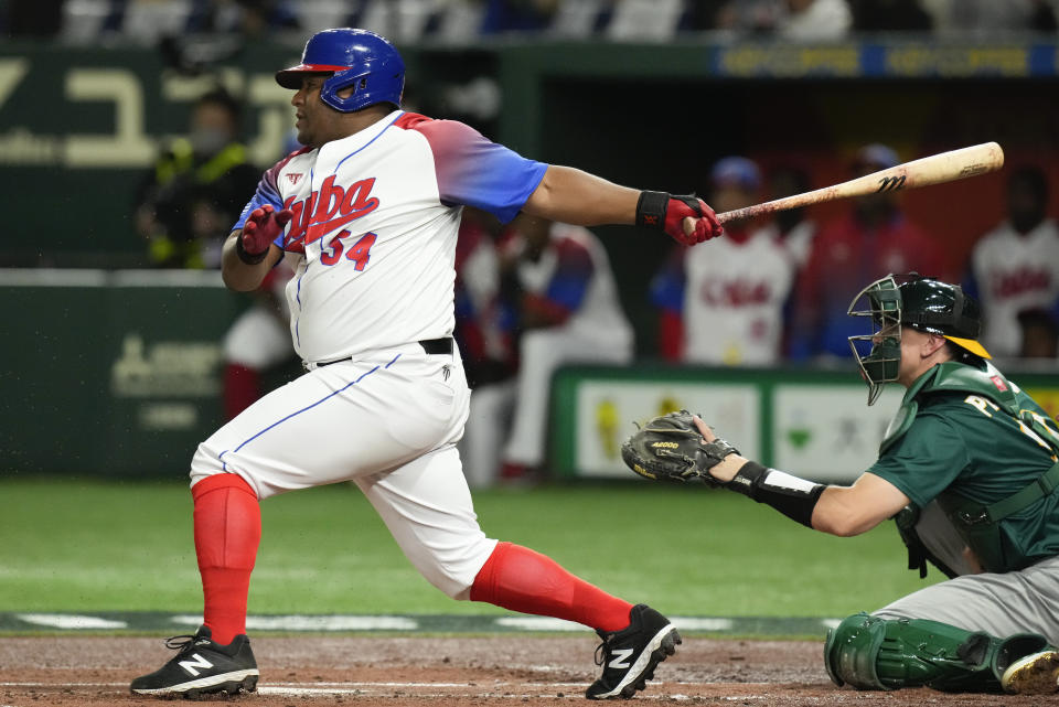 El cubano Alfredo Despaigne batea durante el juego contra Australia en los cuartos de final del Clásico Mundial de béisbol, el miércoles 15 de marzo de 2023, en Tokio. (AP Foto/Eugene Hoshiko)