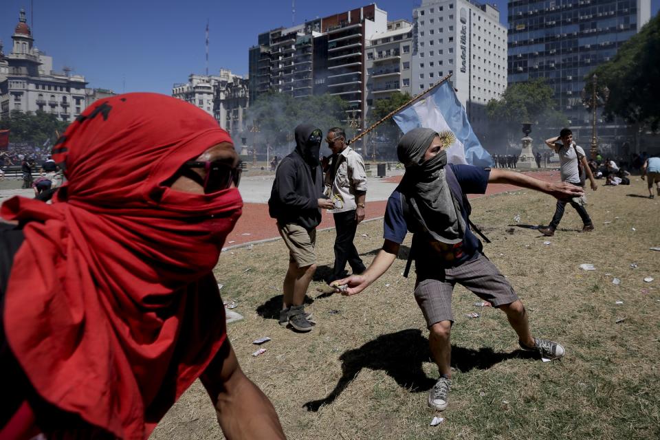 FOTOS: Disturbios fuera del Congreso argentino por reforma de pensiones