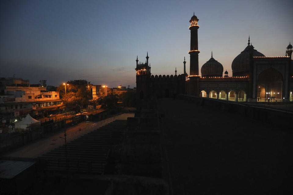 La mezquita Jama Masjid, la principal de la capital de la India, habitualmente atestada de feligreses durante el mes sagrado del Ramadán, luce desierta en plena cuarentena por el coronavirus,, Nueva Delhi, 25 de abril de 2020. (AP Foto/Manish Swarup)