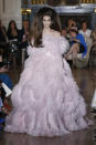 <p>Big is beautiful! Bei der Haute-Couture-Show von Valentino in Paris lief Topmodel Kaia Gerber passend zur überdimensionalen Federrobe mit auftoupierter Retro-Mähne über den Laufsteg. (Bild: Getty Images) </p>