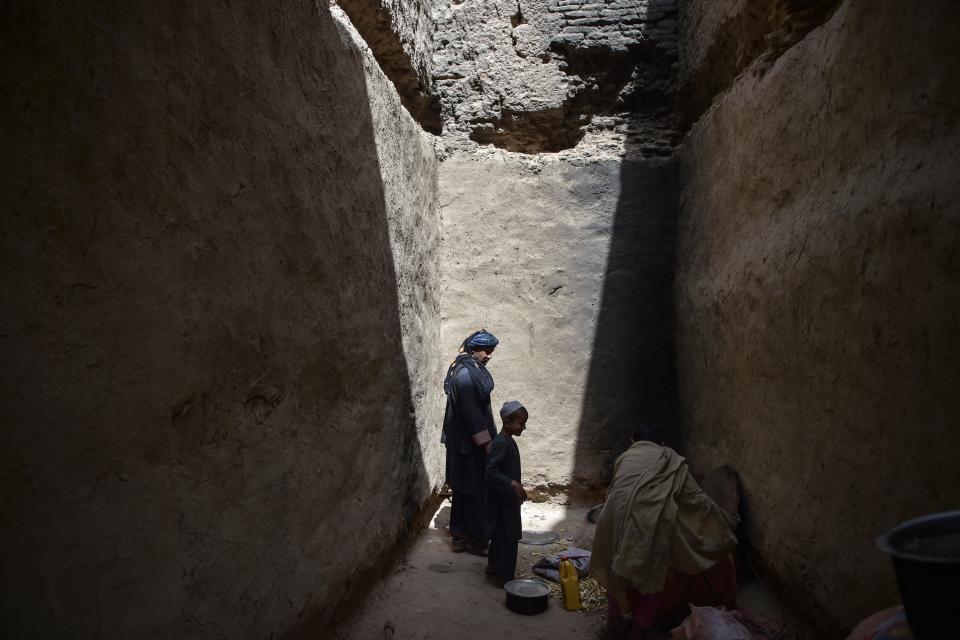 <p>En la imagen, un hombre permanece con su hijo en el interior de un palacio en ruinas de la ciudad perdida de Qal-e-Kohna, en Afganistán, en el que vive junto a otras familias. (Foto: Wakil Kohsar / AFP / Getty Images).</p> 