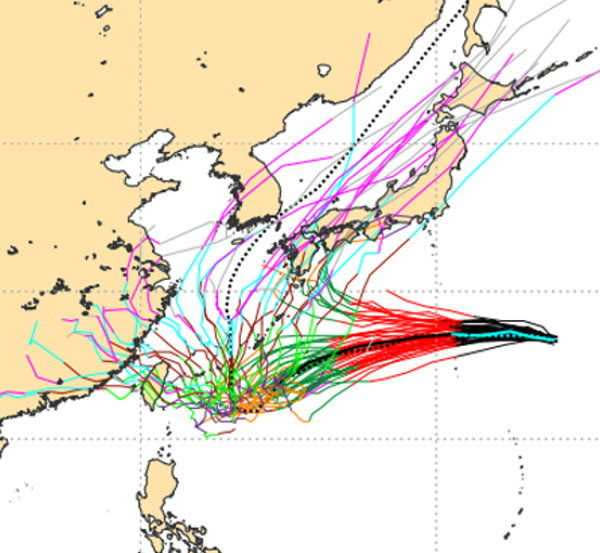 吳德榮表示，28日20時歐洲(ECMWF)系集模式顯示，前5天模擬路徑逐漸偏向西南西，大約5天後模擬路徑轉向北；由於轉向的位置不同，50次模擬路徑有極大的歧異。（圖／翻攝「三立準氣象· 老大洩天機」）