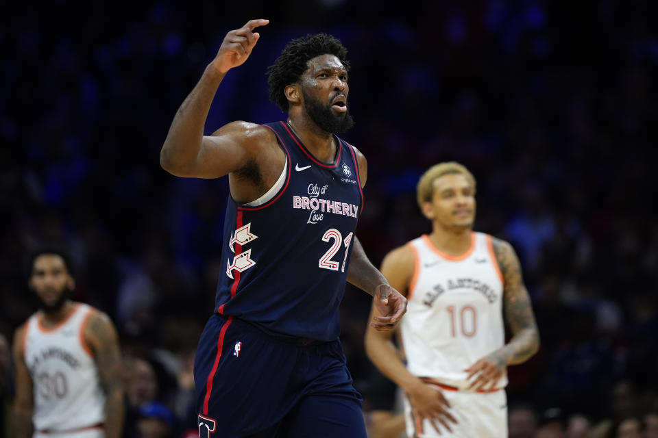 Joel Embiid, de los 76ers de Filadelfia, reacciona durante la segunda mitad del juego de baloncesto de la NBA en contra de los Spurs de San Antonio, el lunes 22 de enero de 2024, en Filadelfia. (AP Foto/Matt Slocum)