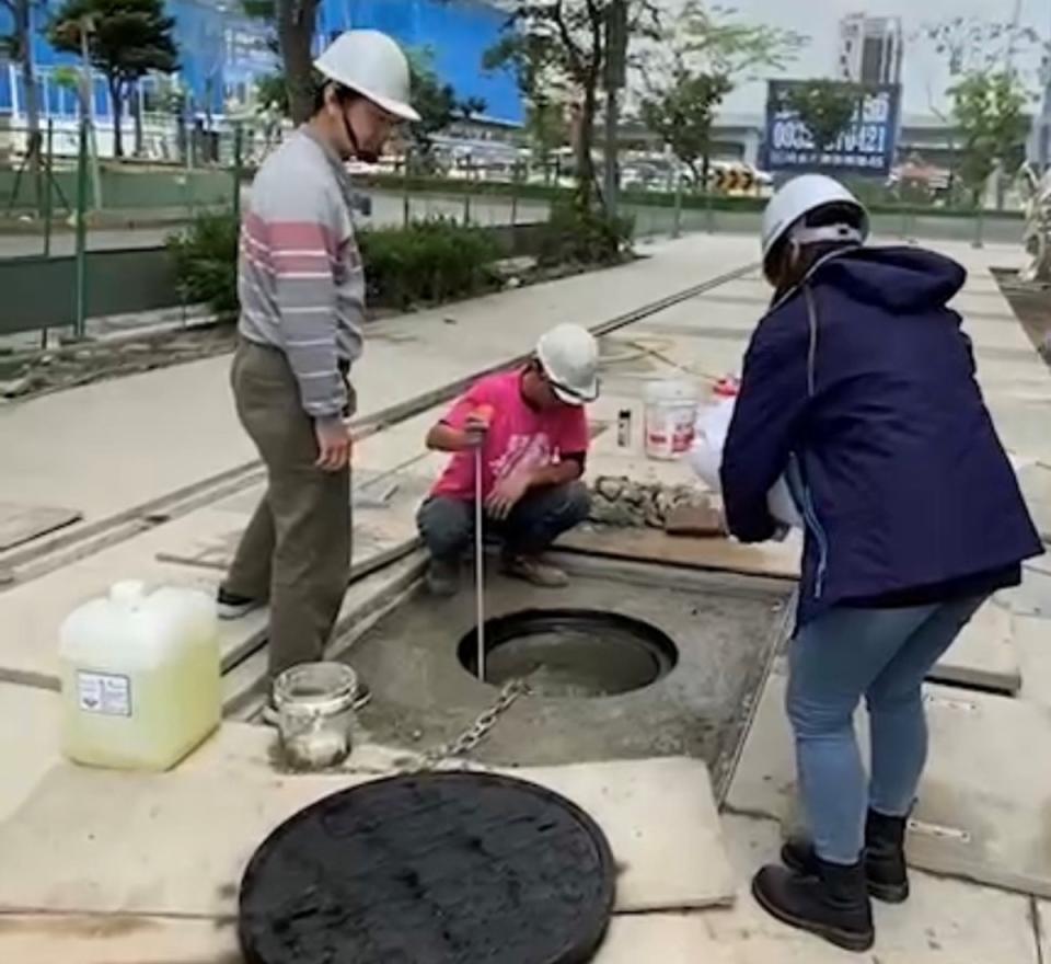 水利局同仁偕同簽證技師與廠商現場查驗量測。   圖：新北市水利局提供