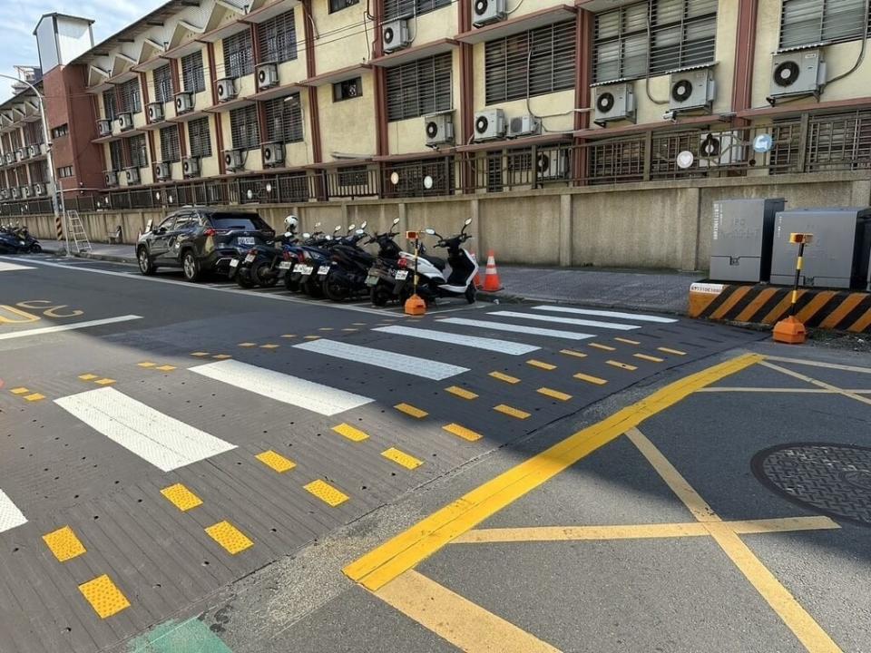 桃園市交通局在桃園國中旁試辦裝設「行穿線減速平台」，希望降低車速保護行人安全。桃園市政府提供