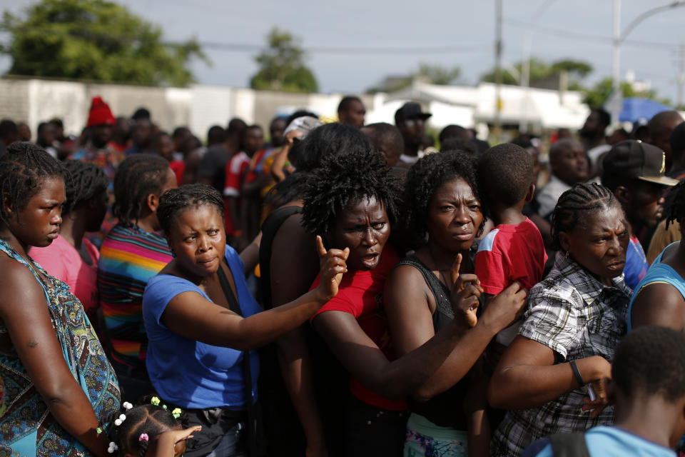 Migrantes africanos y haitianos afuera del centro de detención Siglo XXI (AP Photo/Rebecca Blackwell)