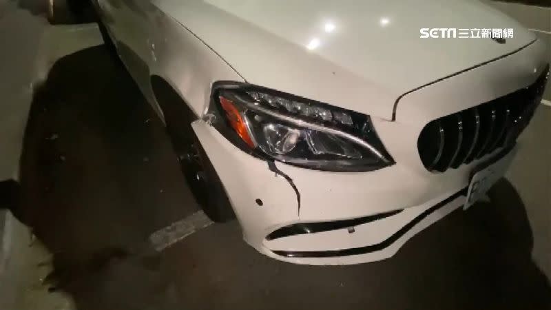 白色轎車擋風玻璃破裂，車頭也有明顯撞擊痕跡。