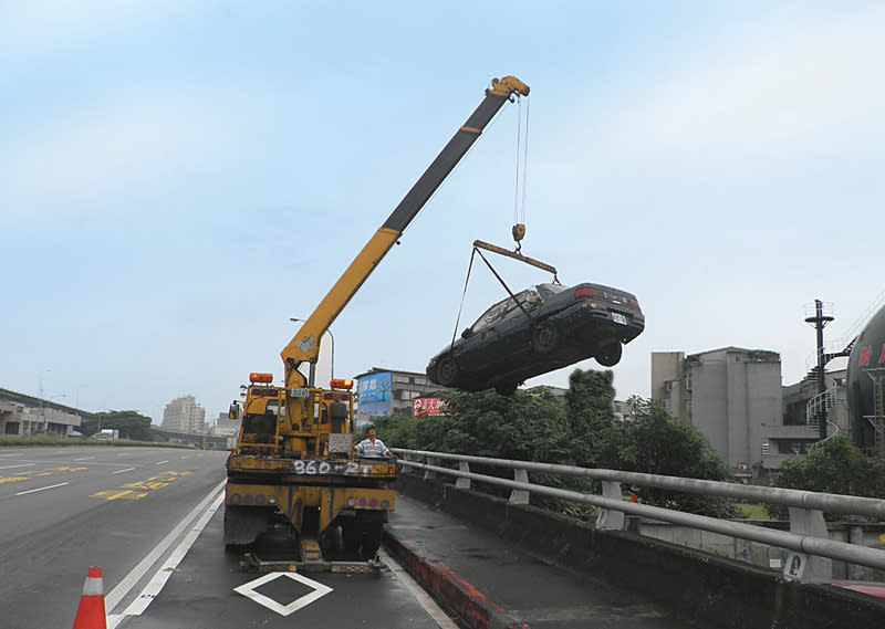 環境部統計指出，2022年大約有4500輛無牌廢棄車透過民眾電話通報處理。圖為台北市環保局吊掛移除道路死角的無牌廢棄車。（圖／台北市環保局提供）  