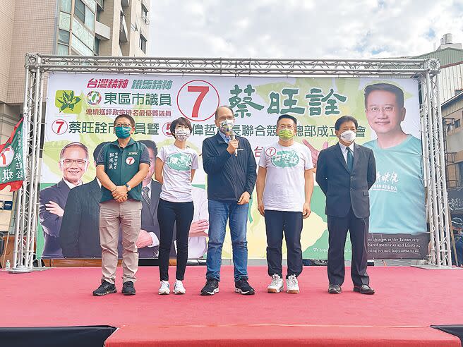 立法院長游錫堃（中）6日為台南市議員候選人蔡旺詮（右二）站台，並呼籲大家繼續支持議長郭信良（右一）。（曹婷婷攝）
