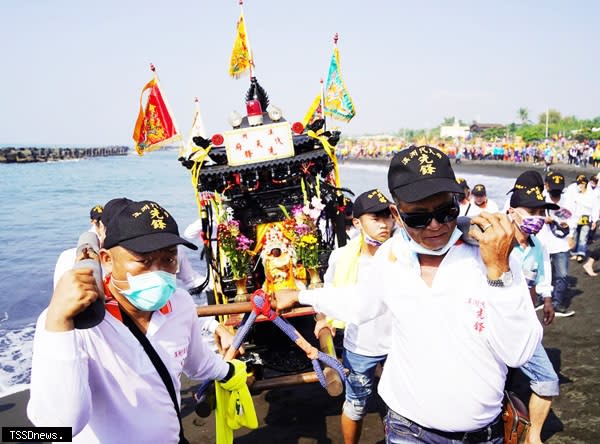 屏東縣南州鄉迎王平安祭典，在眾人引頸期盼下，代天巡狩「趙」府大千歲駕臨。（記者毛莉攝）