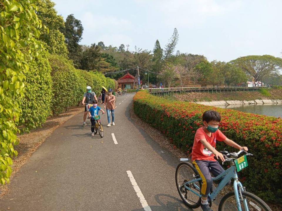 世界地球日即廿二日騎單車進入虎頭埤風景區可享入園半價優惠。（記者張淑娟攝）