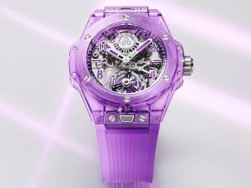 HUBLOT（宇舶）是錶壇的材質色彩魔法師，擁有獨步錶壇的「亮彩陶瓷」與「彩色藍寶石水晶」錶款。位於台中的「天文時創」正在舉行HUBLOT彩色藍寶石水晶與亮彩陶瓷款錶展，將是錶迷們一睹這些錶款真面目的最佳機會。此為Big Bang Tourbillon Automatic「自動上鏈陀飛輪」紫色藍寶石水晶腕錶，定價約NT$6,213,000。