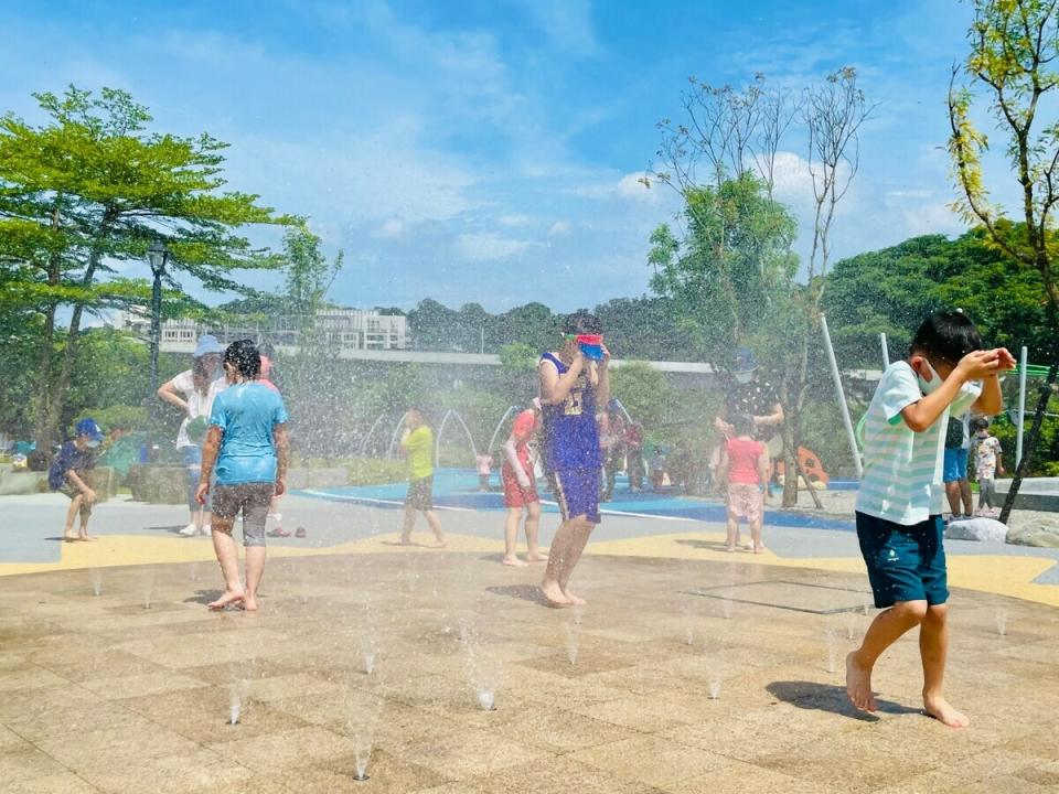陽光遊戲場水樂園讓小孩從空中玩到水中。   圖：新北市高灘處提供