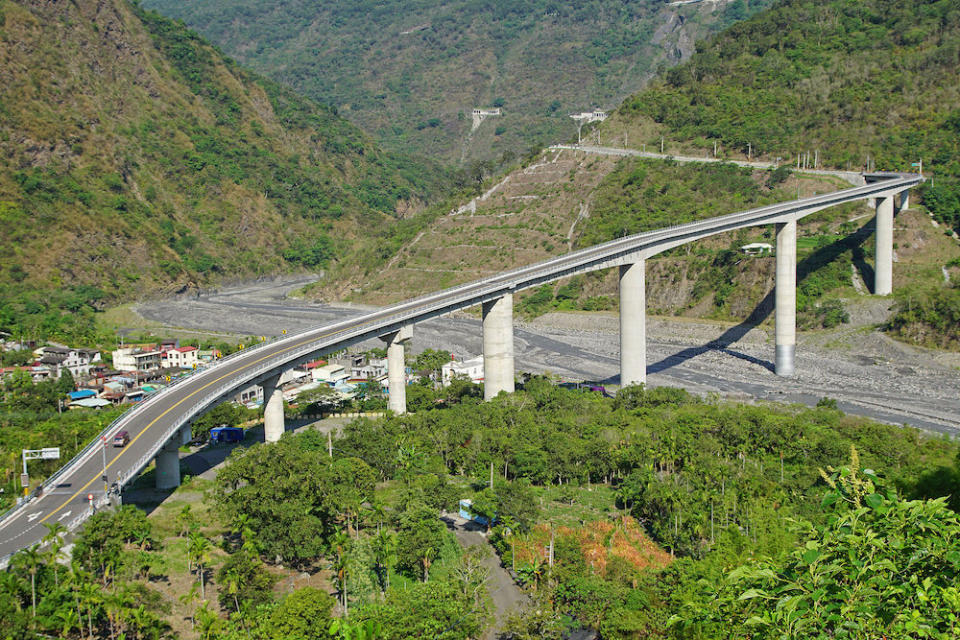 谷川大橋(Photo via Wikimedia, by Peellden, License: CC BY-SA 4.0，圖片來源：https://zh.wikipedia.org/zh-tw/霧台谷川大橋#/media/File:WutaiGuchuanBridgeWesternView20150507.jpg)