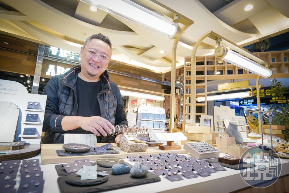 楊智淵回憶，2019年冉冉在微風松高開店第一個月，單價390~1000元左右韓系飾品飾就創下300萬元業績紀錄。
