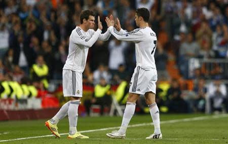 Real Madrid's Cristiano Ronaldo is substituted for Graeth Bale (L) during their Champion's League semi-final first leg soccer match against Bayern Munich at Santiago Bernabeu stadium in Madrid, April 23, 2014. REUTERS/Michael Dalder