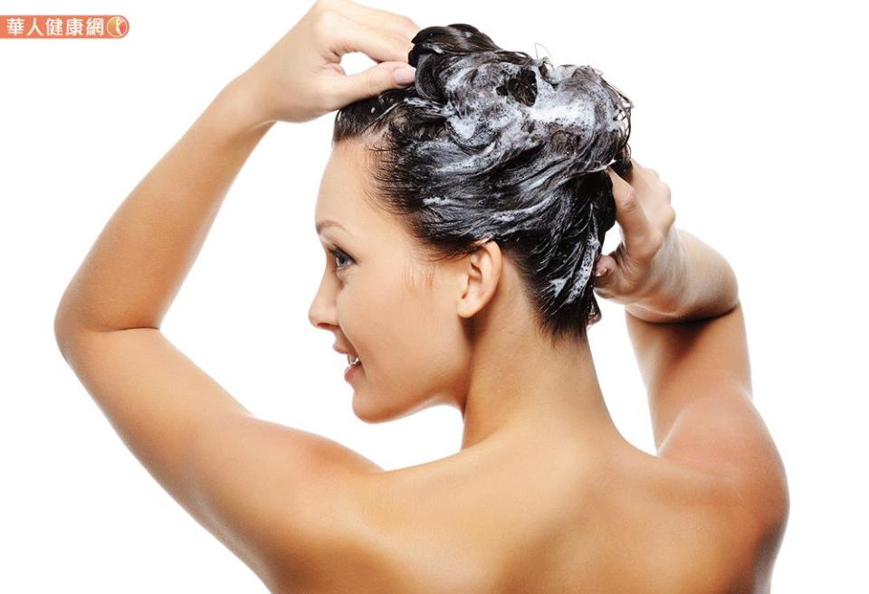 正確洗頭防掉髮，將洗髮乳沖掉時要用溫水，水溫要控制在36~40度，不可過熱，使用乾毛巾輕壓頭髮，使水分被毛巾吸收，不要用力拉扯頭髮。