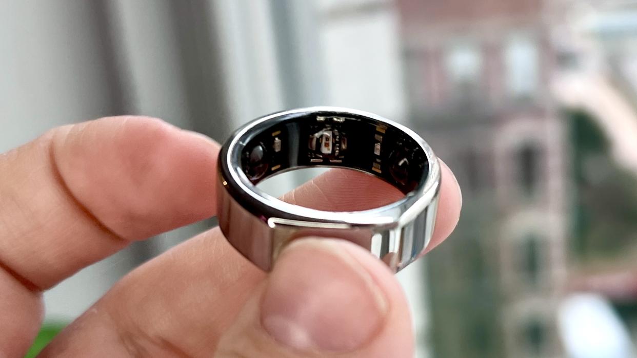  Oura Ring in a person's fingers. 