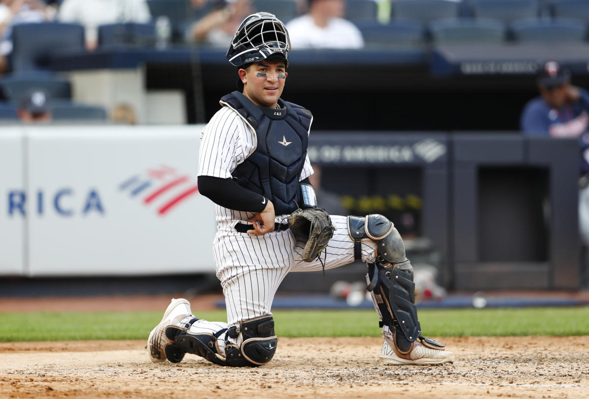 Yankees' Jose Trevino exits after taking foul ball to knee