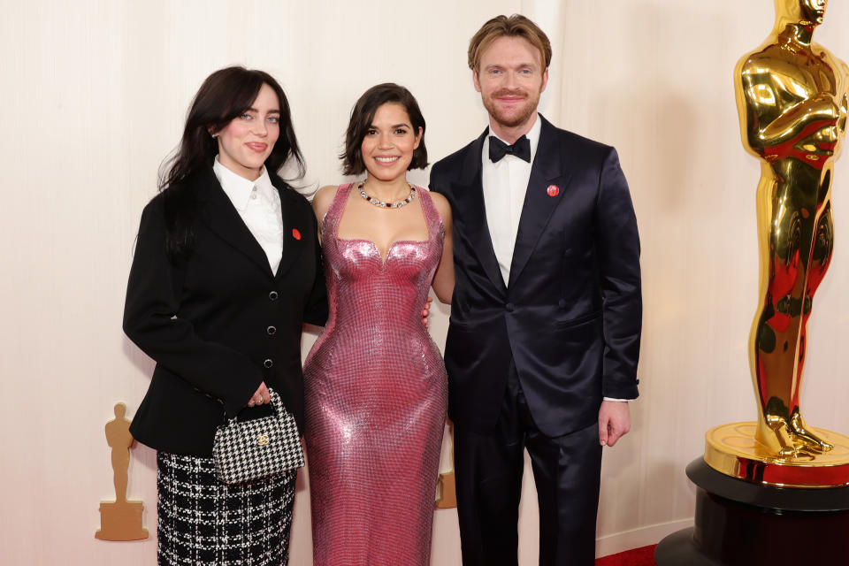 Billie Eilish, América Ferrera y su esposo en la alfombra roja de los Oscar 2024