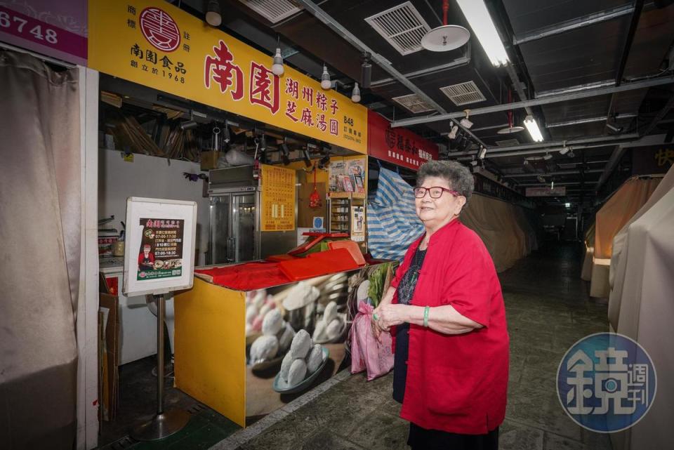 90歲的鍾奶奶仍每天凌晨四點便到南門市場。她說做生意沒有訣竅，就是吃苦耐勞把品質做好。