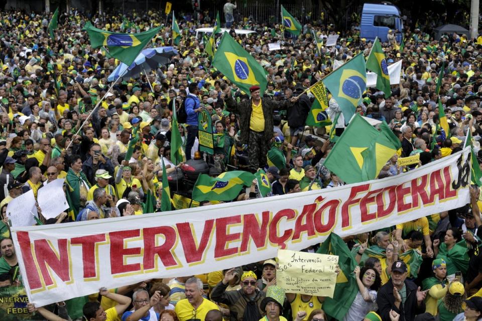 Los partidarios de Bolsonaro frente al Comando Militar del Este en Río sostienen una pancarta que dice 