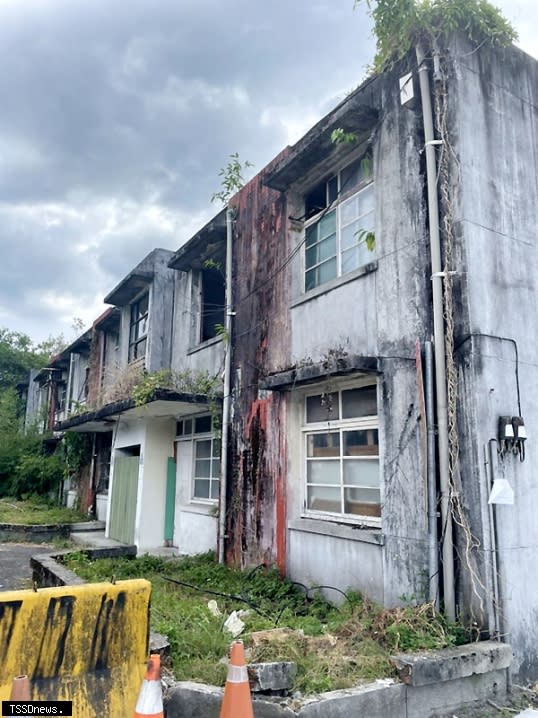 碇內地區老舊眷舍惠明新村決議拆除，闢建為停車場。（記者李瓊慧攝）