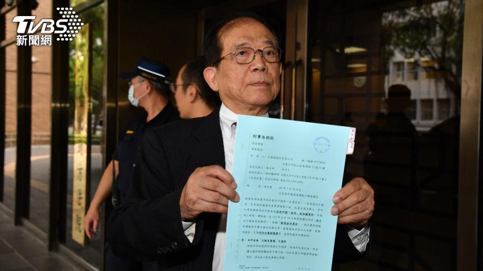 京華城董事長陳玉坤按鈴控告台北市議員游淑慧涉嫌加重誹謗。（圖／胡瑞麒攝）