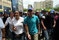 Opposition leader Henrique Capriles (C) demonstrates against Venezuelan President Nicolas Maduro, in Caracas on April 20, 2017