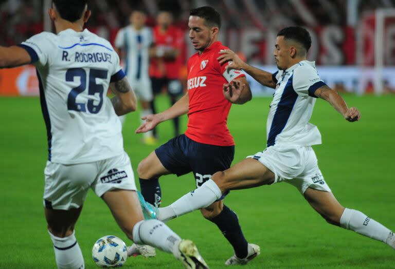 Iván Marcone, eje del medio campo de Independiente ante Talleres 