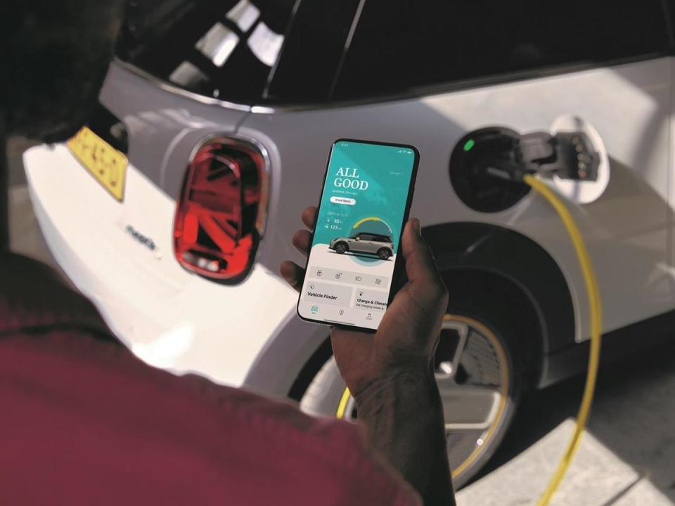 MINI APP貼心提供遠端監測車輛功能，只要智慧型手機在手，即可於APP中監控電池充電狀態、續航里程、尋找充電站，方便車主提早規劃旅程。