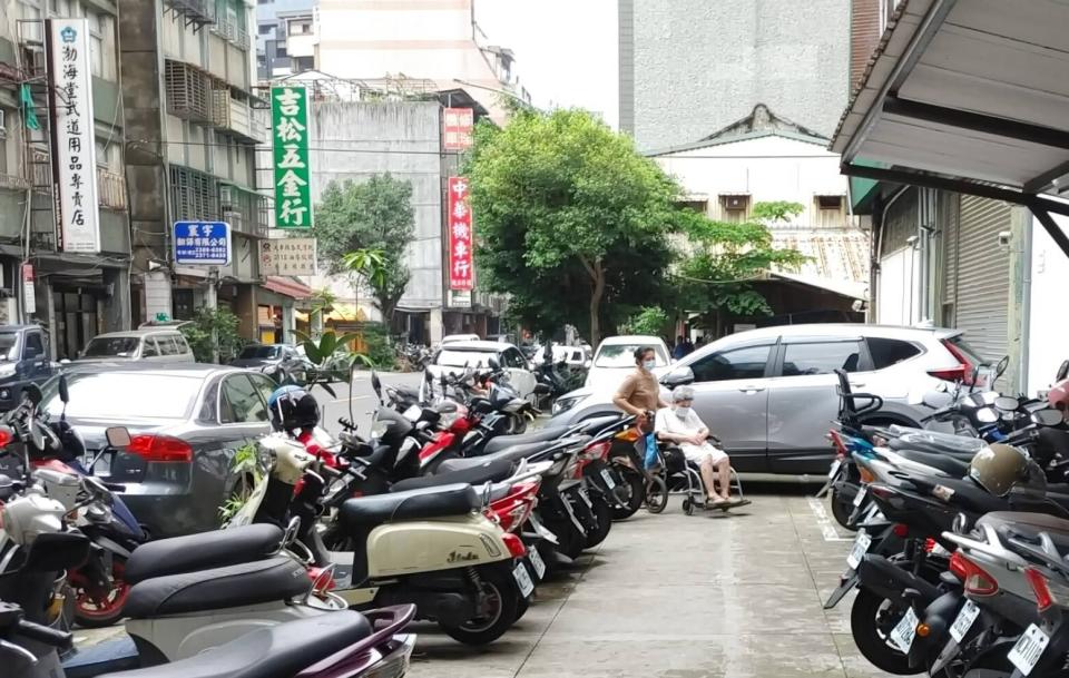 財政部印刷廠統一發票臺北銷售處後方的法定空地停滿車輛，輪椅族寸步難行。洪敏隆攝