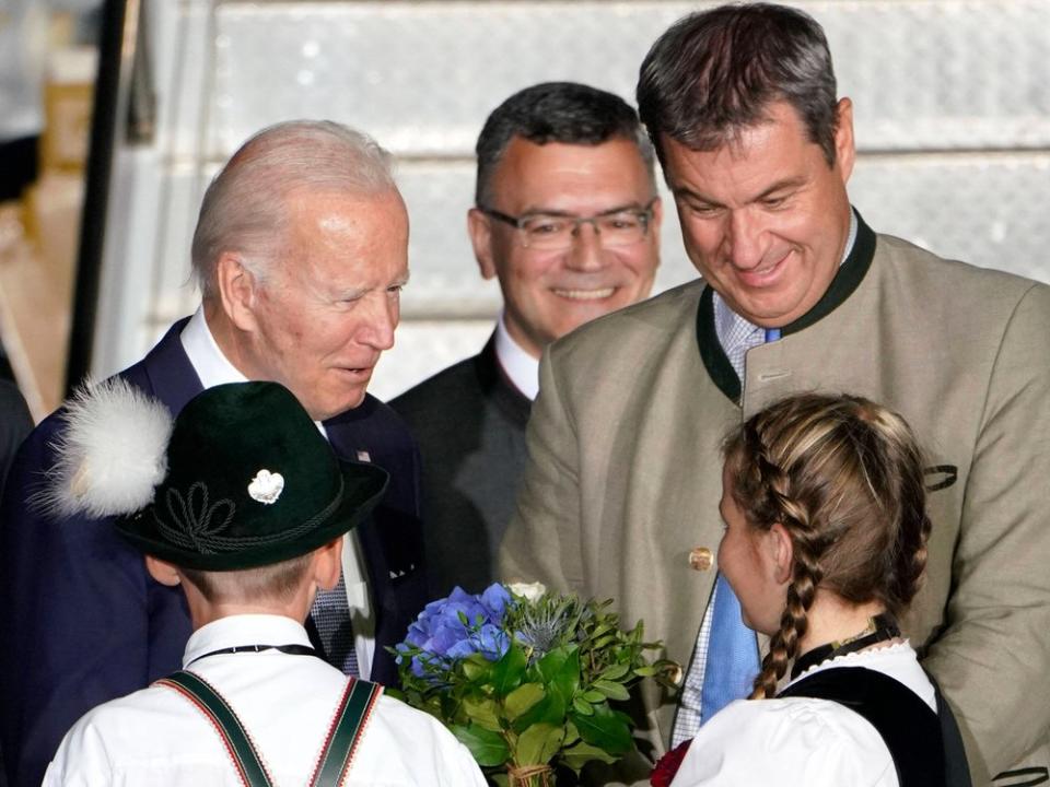 Joe Biden (l.) kann sich nicht nur über Blumen freuen... (Bild: imago/Future Image)