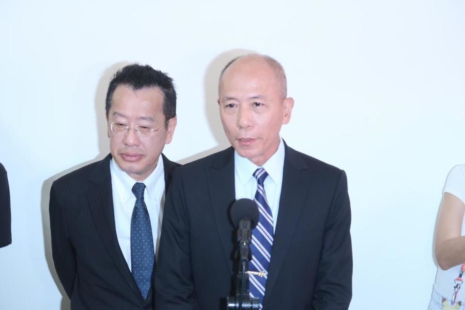 國防部長顧立雄（左）與參謀總長梅家樹   圖：林朝億/攝