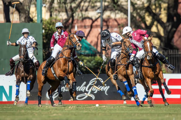 Facundo y Gonzalo (h.) Pieres marcan a David Stirling en la final de 2019, la última del Abierto de Jockey hasta hoy, celebrada en Palermo por una cuestión de estado de canchas.