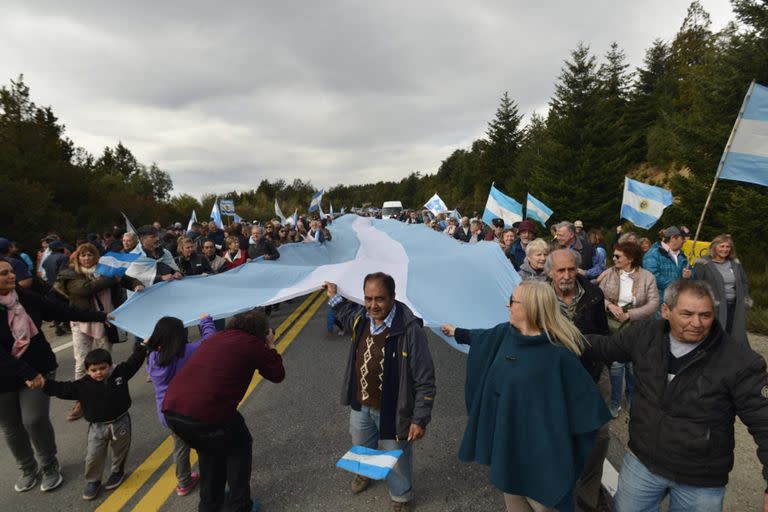 Protesta en pedido de desalojo de grupos autodenominados mapuches en Villa Mascardi