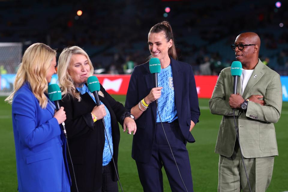 sydney, australia august 20 katie shanahan, emma hayes, jill scott and ian wright talk prior to the fifa womens world cup australia new zealand 2023 final match between spain and england at stadium australia on august 20, 2023 in sydney, australia photo by naomi baker the fathe fa via getty images