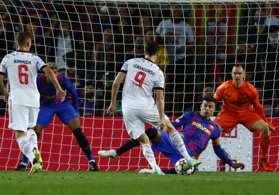 Robert Lewandowski marca el tercer gol del Bayern Múnich ante el Barcelona en el partido por la Liga de Campeones, el martes 14 de septiembre de 2021. (AP Foto/Joan Monfort)