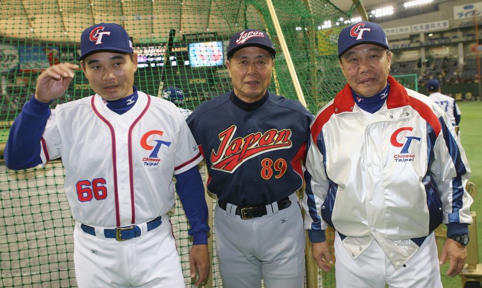 2006年世界棒球經典賽，王貞治(中)擔任日本國家隊總教練，和昔日子弟兵、時任中華隊教練的呂明賜(左)與中華隊總教練林華韋(右)相見歡合影。 (Photo by Koichi Kamoshida/Getty Images)