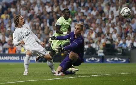 Foto del miércoles del arquero del Manchester City Joe Hart salvando su valla ante Luka Modric en la derrota de su equipo ante el Real Madrid. Mayo 4, 2016. El Real Madrid clasificó el miércoles a la final de la Liga de Campeones al superar 1-0 al Manchester City y definirá el torneo con el Atlético de Madrid, rival ante el que conquistó su décima corona continental en 2014. Reuters / Sergio Perez