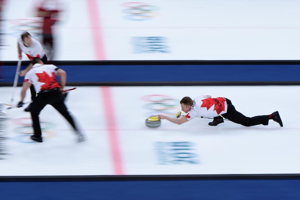 <p>Le Canadien Marc Kennedy lance la pierre pendant la petite finale de curling. Un affrontement dont les numéros uns mondiaux vont sortir perdants, laissant la médaille de bronze aux Suisses. (Crédit : Getty Images) </p>