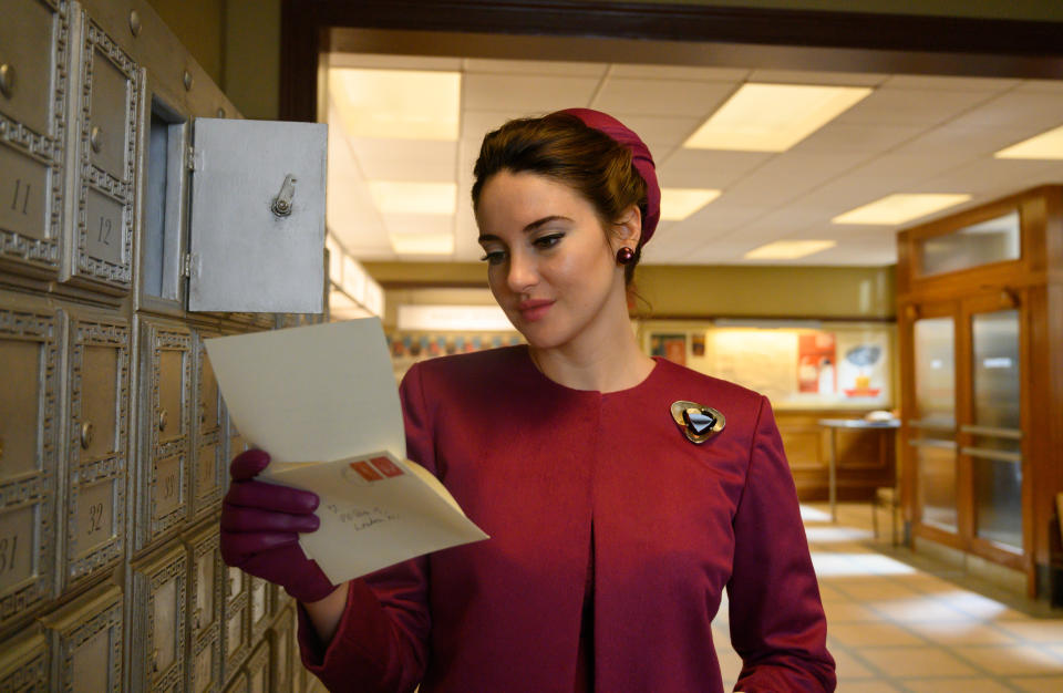 Shailene Woodley as Jennifer Stirling in The Last Letter From Your Lover.<span class="copyright">Parisa Taghizadeh—Netflix</span>