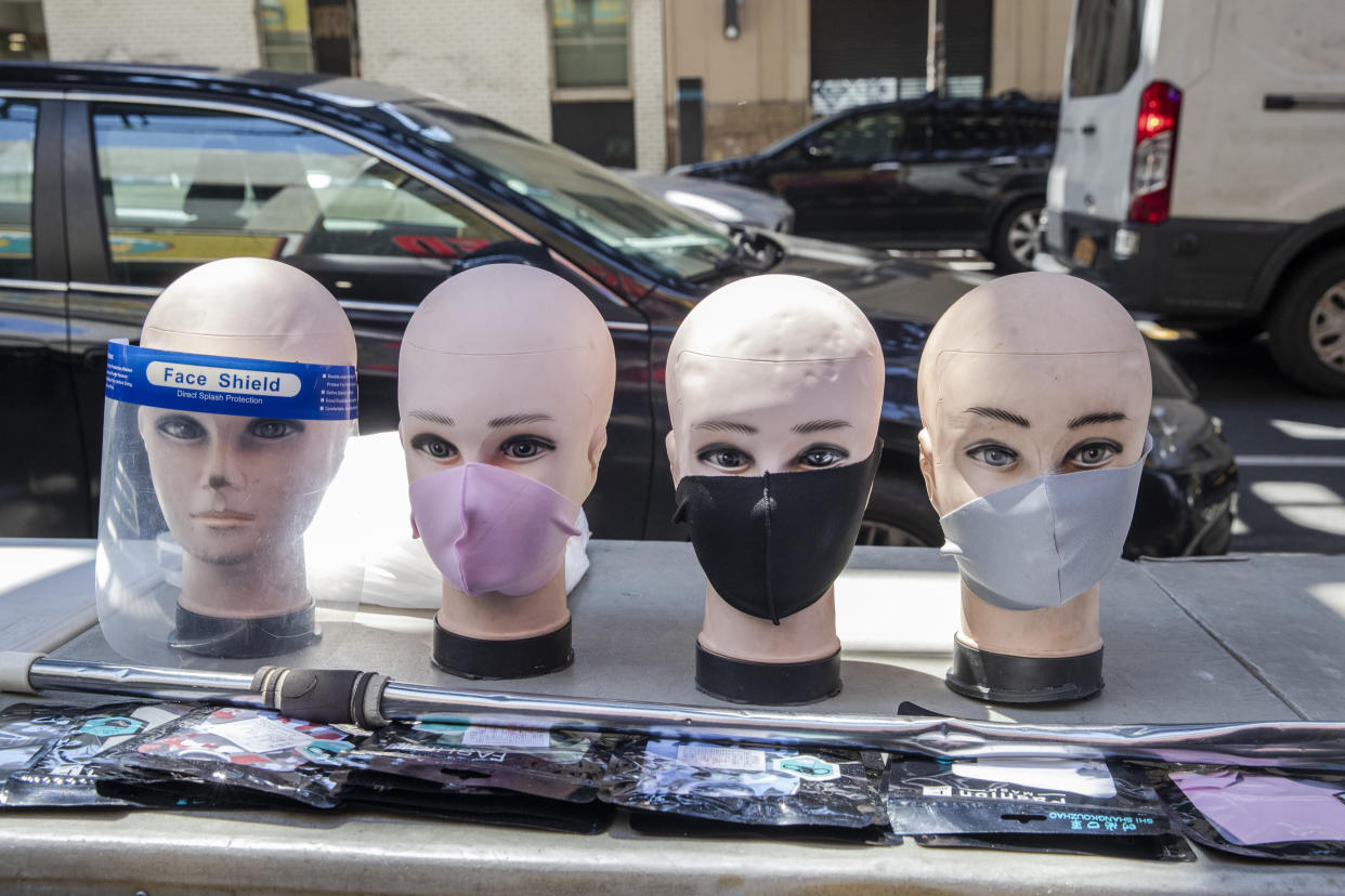 IMAGEN DE ARCHIVO -- Vendedores ofrecen cubrebocas en la calle en Bushwick, Brooklyn el 7 de mayo de 2020. (Brittainy Newman/The New York Times)