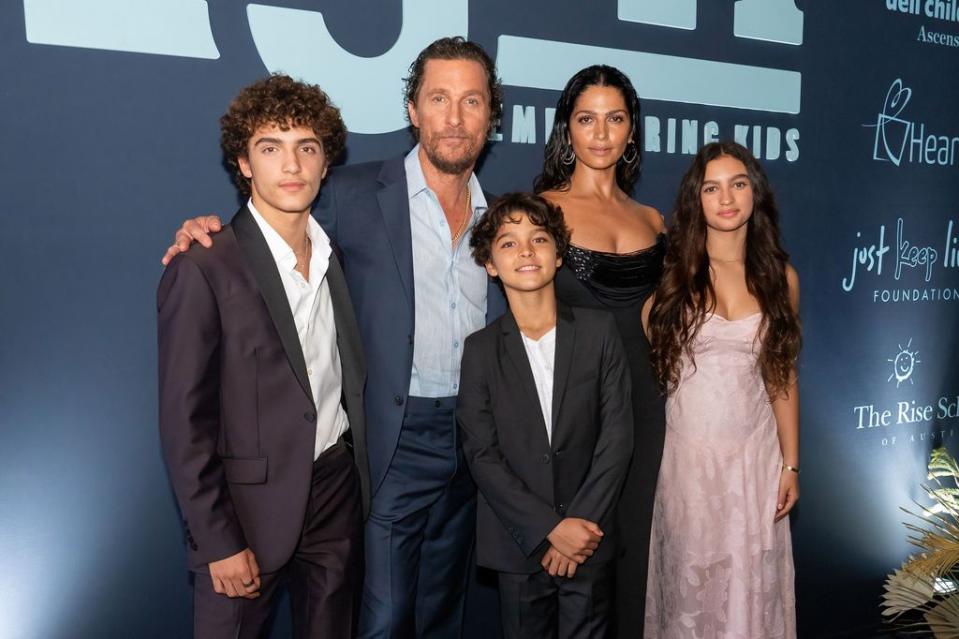 Matthew McConaughey y Camila Alves con sus hijos: Levi McConaughey, Livingston McConaughey y Vida McConaughey en un evento en abril de 2024 en Austin, Texas