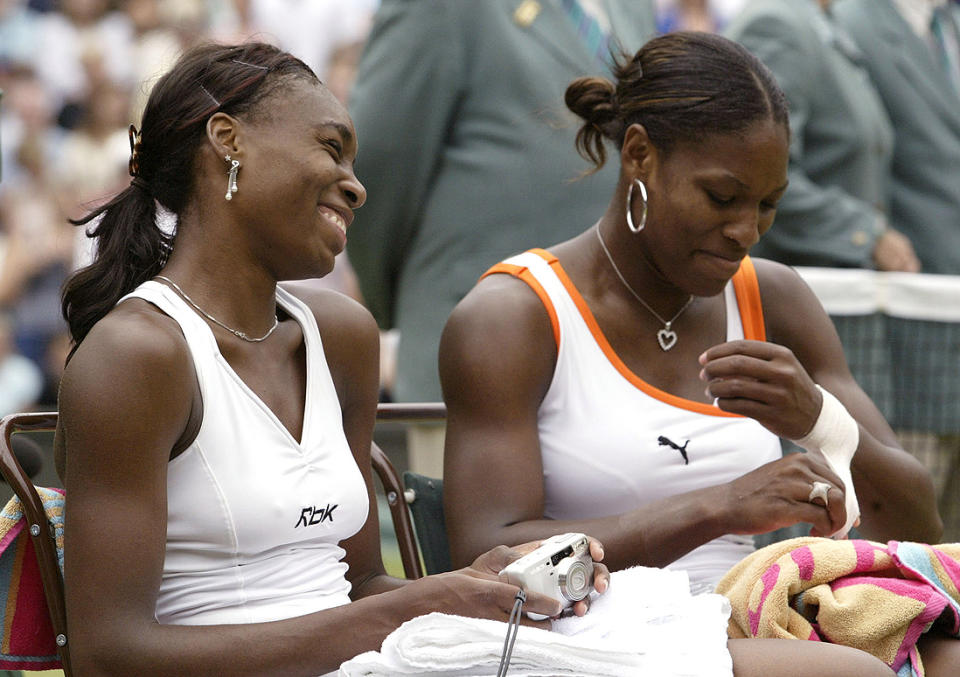 <p>Le 1er septembre dernier, à l’US Open, Serena a remporté le match qui l’opposait à son aînée Venus, 38 ans. « Ce n'est pas facile, c'est ma meilleure amie. On se soutient mutuellement. A chaque fois qu'elle perd, j'ai l'impression de perdre », confiait la championne, comme le rapporte <a href="http://www.leparisien.fr/sports/us-open-serena-williams-elimine-sa-soeur-venus-nadal-qualifie-dans-la-douleur-01-09-2018-7872513.php" rel="nofollow noopener" target="_blank" data-ylk="slk:« Le Parisien »;elm:context_link;itc:0;sec:content-canvas" class="link ">« Le Parisien »</a>. Les sœurs Williams ont donné un grand coup de raquettes dans le tennis féminin. Elles ont fait trembler leurs adversaires plus d’une fois et intrigué par leur mental associé à leur force physique. Leurs histoire est étonnante, leur père les entraînant non-stop sur les courts alors qu’elles n’étaient que des enfants, jouant des rivalités entre les deux sœurs pour les emmener toujours plus loin. </p><br>