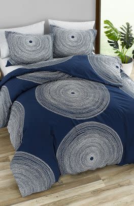 A circular-patterned full-size comforter set