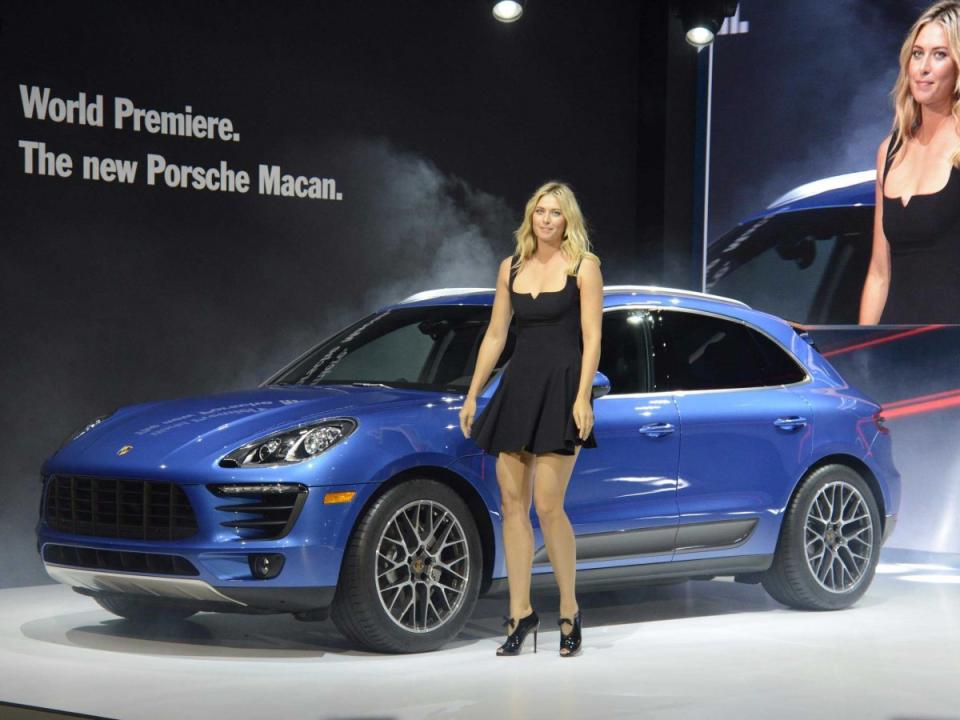 maria sharapova porsche macan los angeles auto show